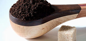 صورة: مقشر القهوة للجسم و مقشر القهوة وزيت جوز الهند للجسم