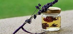 طريقة استخدام زيت الورد للبشرة و زيت الورد لتفتيح البشرة صورة: طريقة استخدام زيت الورد للبشرة و زيت الورد لتفتيح البشرة