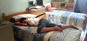 صورة: خفض درجة حرارة الغرفة و تناول الأطعمة المساعدة على النوم