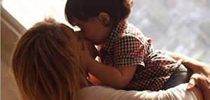 صورة: علاقة الأم بابنها و الرابط النفسي والجسدي