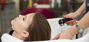 صورة: التخلص من الحناء بالزيوت المعدنية و عصير الليمون