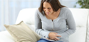 صورة: هل توجد أعشاب تخفف آلام الدورة و نصائح للمساعدة على تخفيف آلام الدورة الشهرية