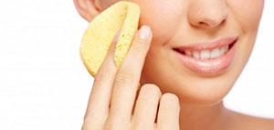 صورة: تقشير البشرة و فوائد تقشير البشرة و الأسباب التي تؤدي إلى جفاف البشرة