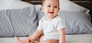 صورة: جلوس الطفل و العمر الذي يجلس فيه الطفل