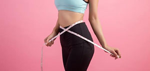 صورة: تناول الوجبات الخفيفة و ممارسة تمارين القوة