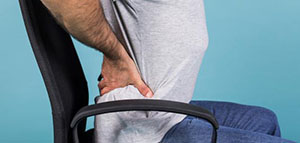 صورة: العمود الفقري و العصعص و آلام العصعص