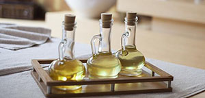 صورة: زيت الزيتون و زيت الأطفال و زيت التسمير الخاص