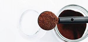 صورة: استخدام الشامبو المخصص لتغميق الشعر و القهوة