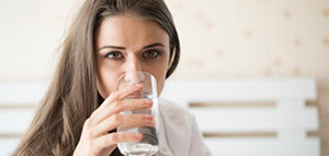 صورة: تناول كميات كافية من السوائل و تعديل النظام الغذائي