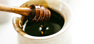 صورة: قناع القهوة والعسل لتغذية البشرة وزيادة رطوبتها