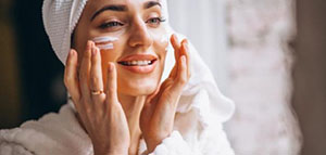 صورة: الوقت المناسب لوضع كريمات التفتيح و تفتيح البشرة